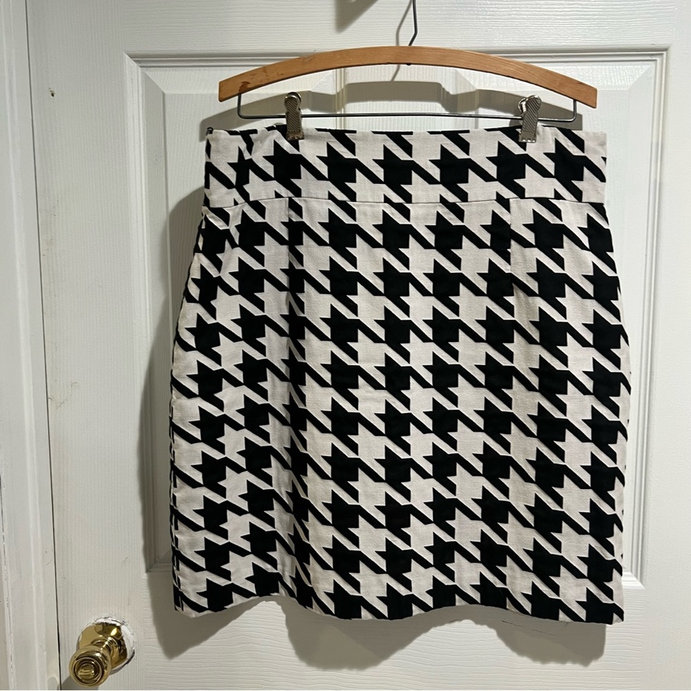 Antonio Melani Stylish Black and White Houndstooth Skirt